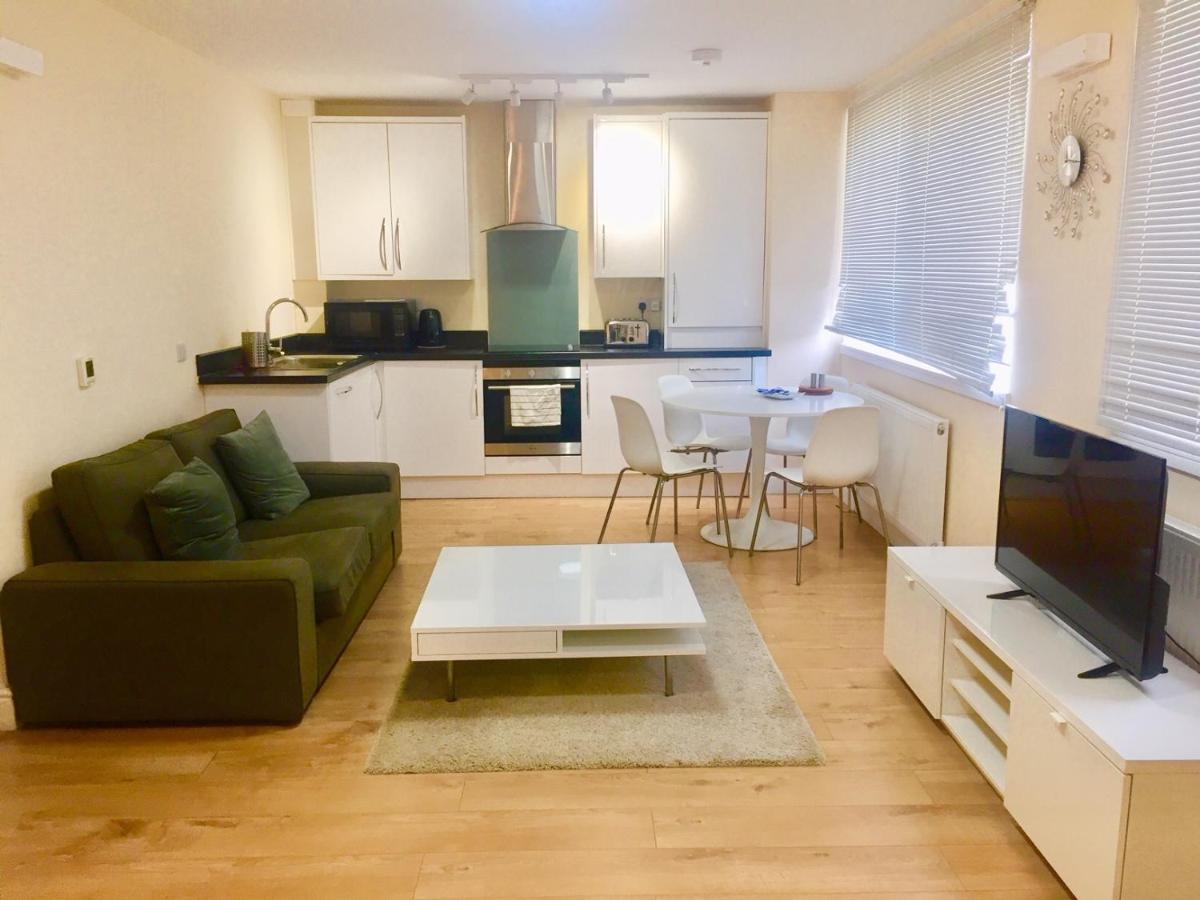 Westminster House Appartamento Slough Esterno foto